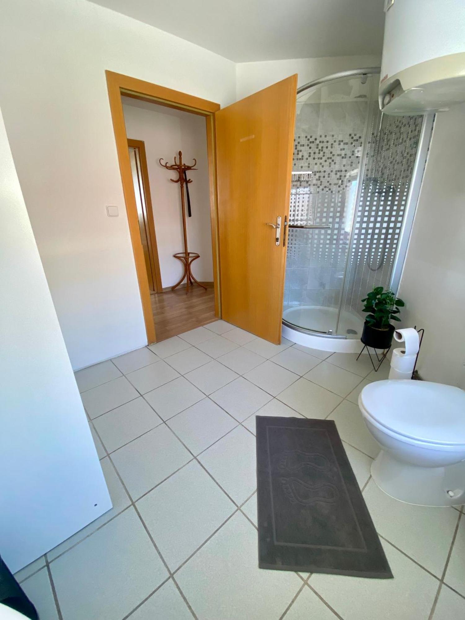 3-bedroom In Rajhrad, With Kitchen, 2 Bathrooms, Parking Apartment Rajhrad